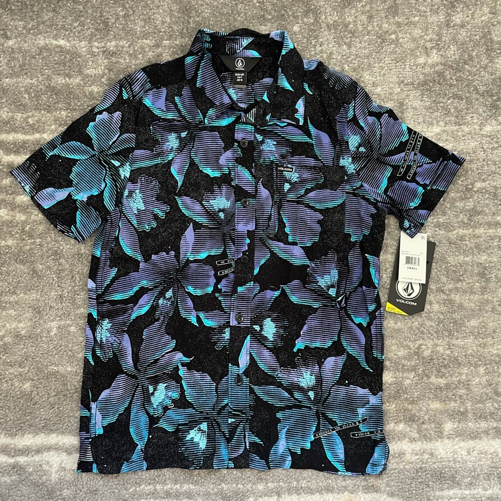 Volcom Boy’s Aloha Shirt size Small NWT